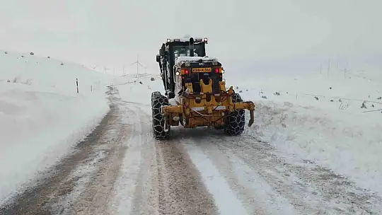 Büyükşehir, kardan kapanan 91 mahalle yolunu ulaşıma açtı
