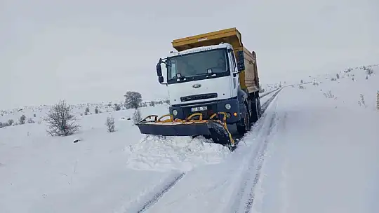 Büyükşehir, kardan kapanan 91 mahalle yolunu ulaşıma açtı
