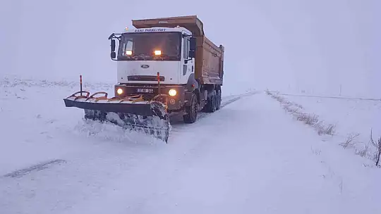 Büyükşehir, kardan kapanan142 mahalle yolunu açtı