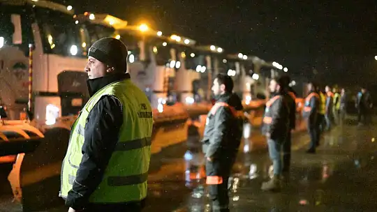 Büyükşehir, kardan kapanan142 mahalle yolunu açtı