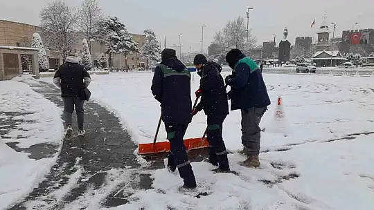 Büyükşehir, karla mücadelede 174 mahalle yolunu ulaşıma açtı