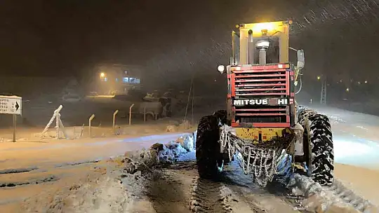 Büyükşehir, karla mücadelede 174 mahalle yolunu ulaşıma açtı