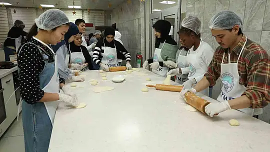 Büyükşehir KAYMEK'ten yabancı öğrencilere Kayseri Yemekleri Kursu ve Yağlama etkinliği