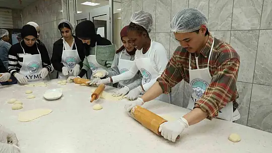 Büyükşehir KAYMEK'ten yabancı öğrencilere Kayseri Yemekleri Kursu ve Yağlama etkinliği