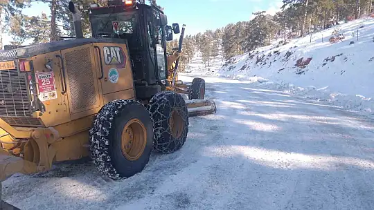 Büyükşehir, kırsal kesimlerde etkili olan kar yağışında 47 mahalle yolunu ulaşıma açtı