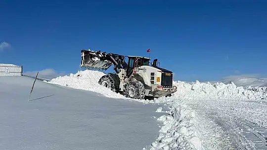 Büyükşehir, kırsal kesimlerde etkili olan kar yağışında 47 mahalle yolunu ulaşıma açtı
