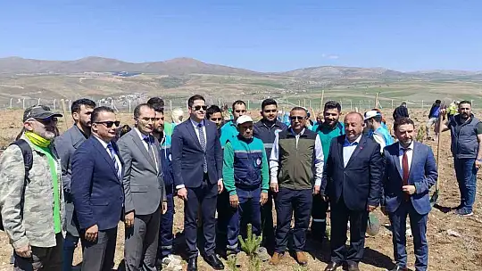 Büyükşehir, Pınarbaşı'daki eğitim yuvasına 2 bin 500 fidan dikti