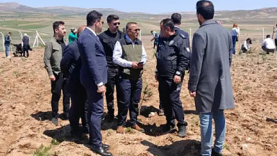 Büyükşehir, Pınarbaşı'daki eğitim yuvasına 2 bin 500 fidan dikti