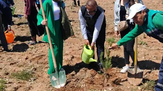 Büyükşehir, Pınarbaşı'daki eğitim yuvasına 2 bin 500 fidan dikti