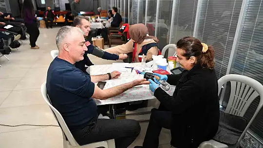Büyükşehir ve ERÜ iş birliğinde düzenlenen kan bağışı kampanyasına belediye personelinden destek