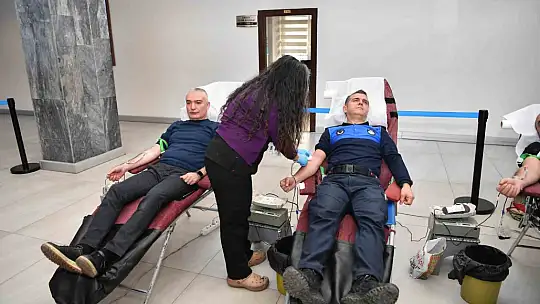 Büyükşehir ve ERÜ iş birliğinde düzenlenen kan bağışı kampanyasına belediye personelinden destek