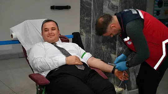 Büyükşehir ve ERÜ iş birliğinde düzenlenen kan bağışı kampanyasına belediye personelinden destek