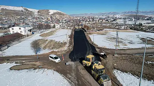 Büyükşehir ve Talas'tan Kepez'e sıcak asfalt