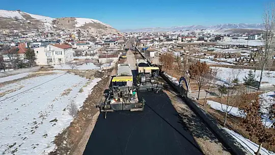 Büyükşehir ve Talas'tan Kepez'e sıcak asfalt