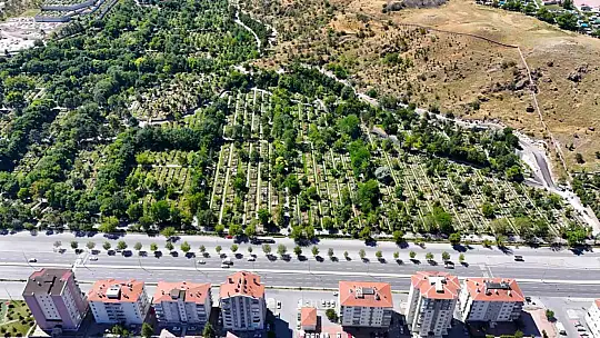 Büyükşehirden asri mezarlıkta temizlik çalışması