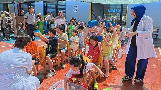 Büyükşehirden çocuklara unutulmaz yaz etkinliği: Çocuk kütüphanesinde su oyunları