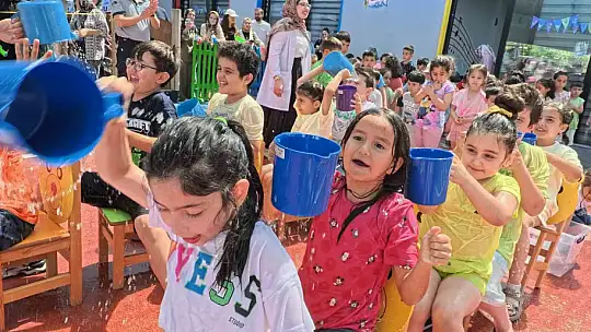 Büyükşehirden çocuklara unutulmaz yaz etkinliği: Çocuk kütüphanesinde su oyunları