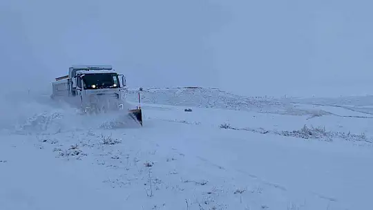 Büyükşehirden kar mesaisi: 6 saatte 285 mahalle yolu daha ulaşıma açıldı