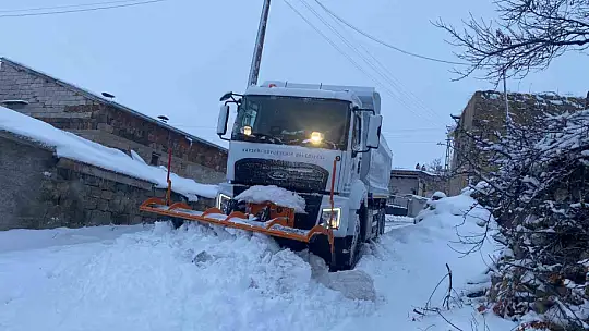 Büyükşehirden kar mesaisi: 6 saatte 285 mahalle yolu daha ulaşıma açıldı