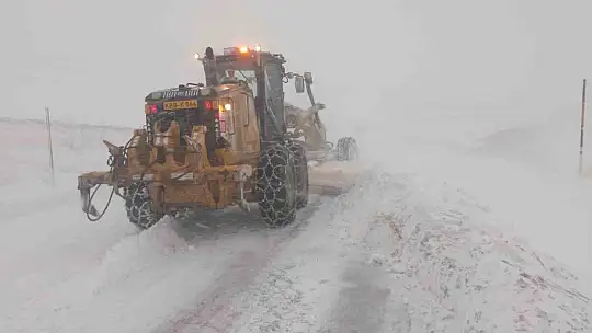 Büyükşehirden karla mücadele: 61 mahalle yolu ulaşıma açıldı