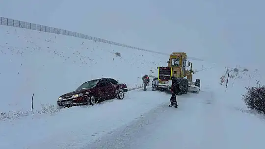 Büyükşehirden karla mücadele: 61 mahalle yolu ulaşıma açıldı