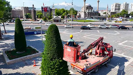 Büyükşehirden kent estetiğine titiz dokunuş: Süs bitkilerine form budaması