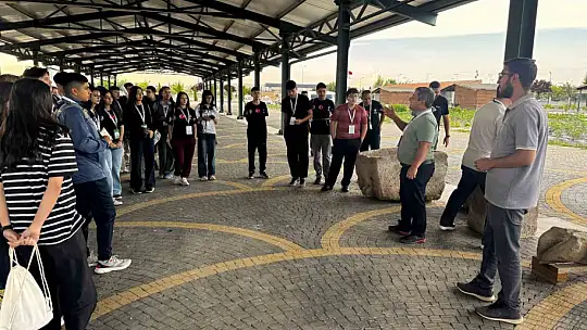 Büyükşehirin Doğal Ürünler Bahçesi'ne anlamlı ziyaret: TÜBİTAK 4004 projesiyle geleceğin çevrecileri yetişiyor