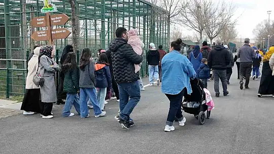 Büyükşehirin hayvanat bahçesi bayramda doldu taştı