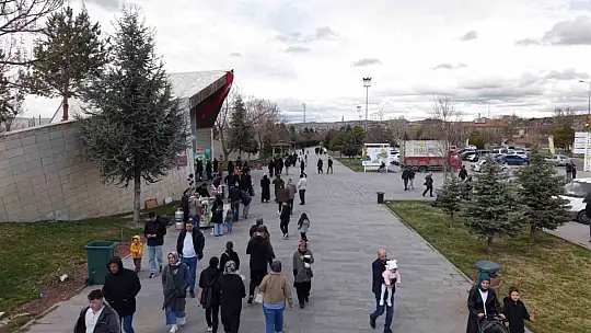 Büyükşehirin hayvanat bahçesinde bayram yoğunluğu: 40 bin ziyaretçi