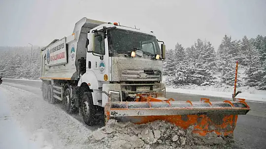 Büyükşehirin karla mücadele ekipleri tam kadro sahada