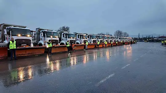 Büyükşehirin karla mücadele ekipleri tam kadro sahada