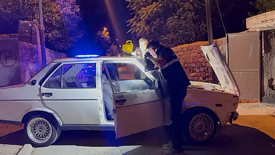 Çaldıkları otomobille kaza yapıp, otoparka park ettiler