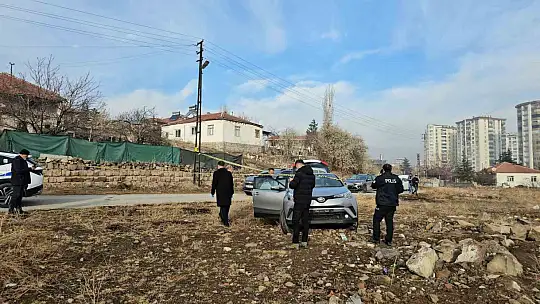 Çalıntı plakalı araçla polisin 'dur' ihtarına uymayan şüpheliler yakalandı