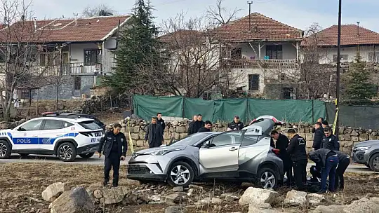 Çalıntı plakalı araçla polisin 'dur' ihtarına uymayan şüpheliler yakalandı