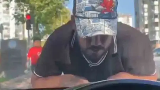 Cam silme bahanesiyle aracın kaputuna yatıp zorla para istemişti, tutuklandı