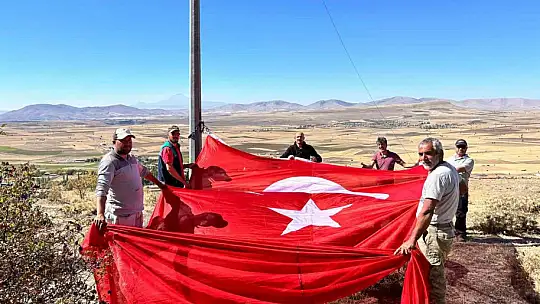 Çanakpınar mahallesinin zirvesine dev Türk Bayrağı asıldı