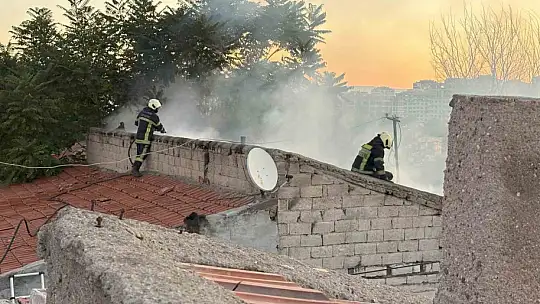 Çardakta çıkan yangın eve sıçradı, anneannenin dikkati torunları kurtardı
