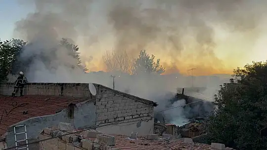 Çardakta çıkan yangın eve sıçradı, anneannenin dikkati torunları kurtardı