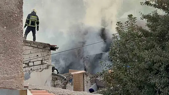 Çardakta çıkan yangın eve sıçradı, anneannenin dikkati torunları kurtardı