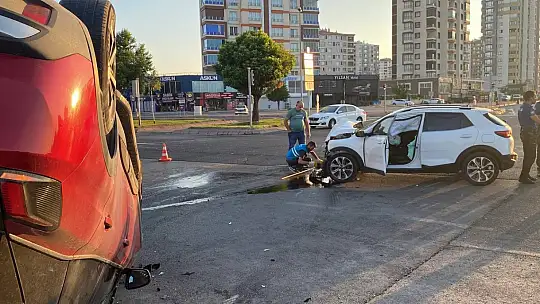 Çarpışan otomobillerden biri takla attı: 2 yaralı