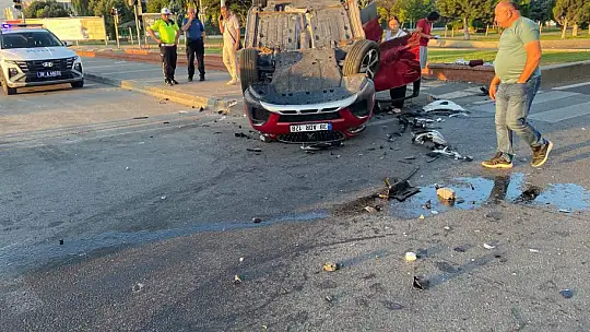Çarpışan otomobillerden biri takla attı: 2 yaralı