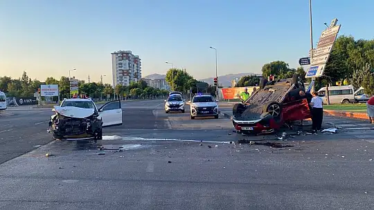 Çarpışan otomobillerden biri takla attı: 2 yaralı