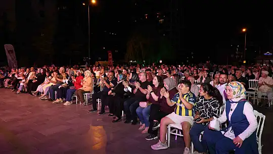 Çarşı Melikgazi'de nostaljik şarkılar gönülleri fethetti