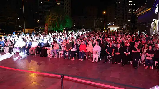 Çarşı Melikgazi'de nostaljik şarkılar gönülleri fethetti