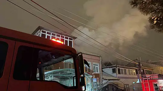 Çatıda çıkan yangın 2 saatte söndürüldü