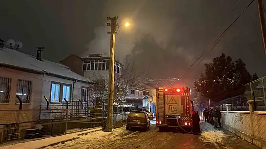 Çatıda çıkan yangın 2 saatte söndürüldü