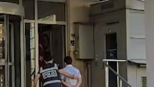 Çekirdek satan çocuğun tezgahındaki para ve eşyalarını çalan 3 kişi yakalandı