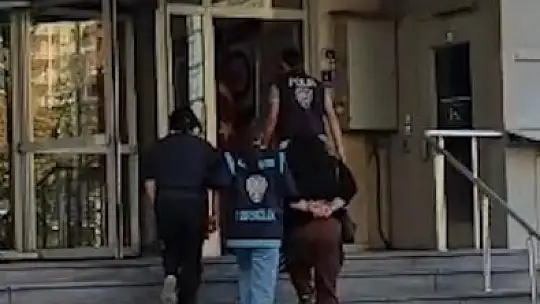 Çekirdek satan çocuğun tezgahındaki para ve eşyalarını çalan 3 kişi yakalandı
