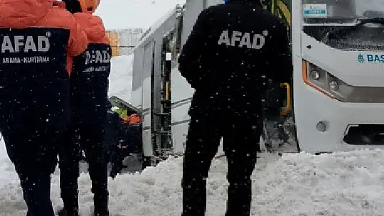 Cenaze taşıyan minibüs devrildi: 22 yaralı