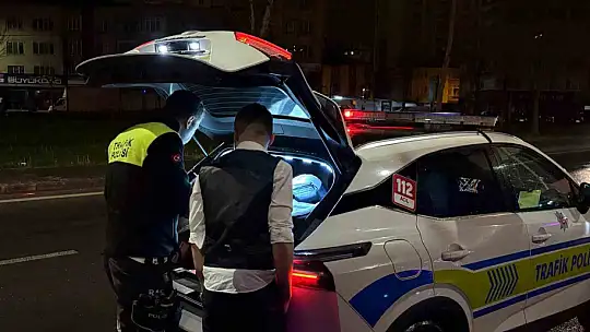 Ceza yiyen alkollü sürücü ekiplere önce 'teşekkür' etti, sonra zorluk çıkardı